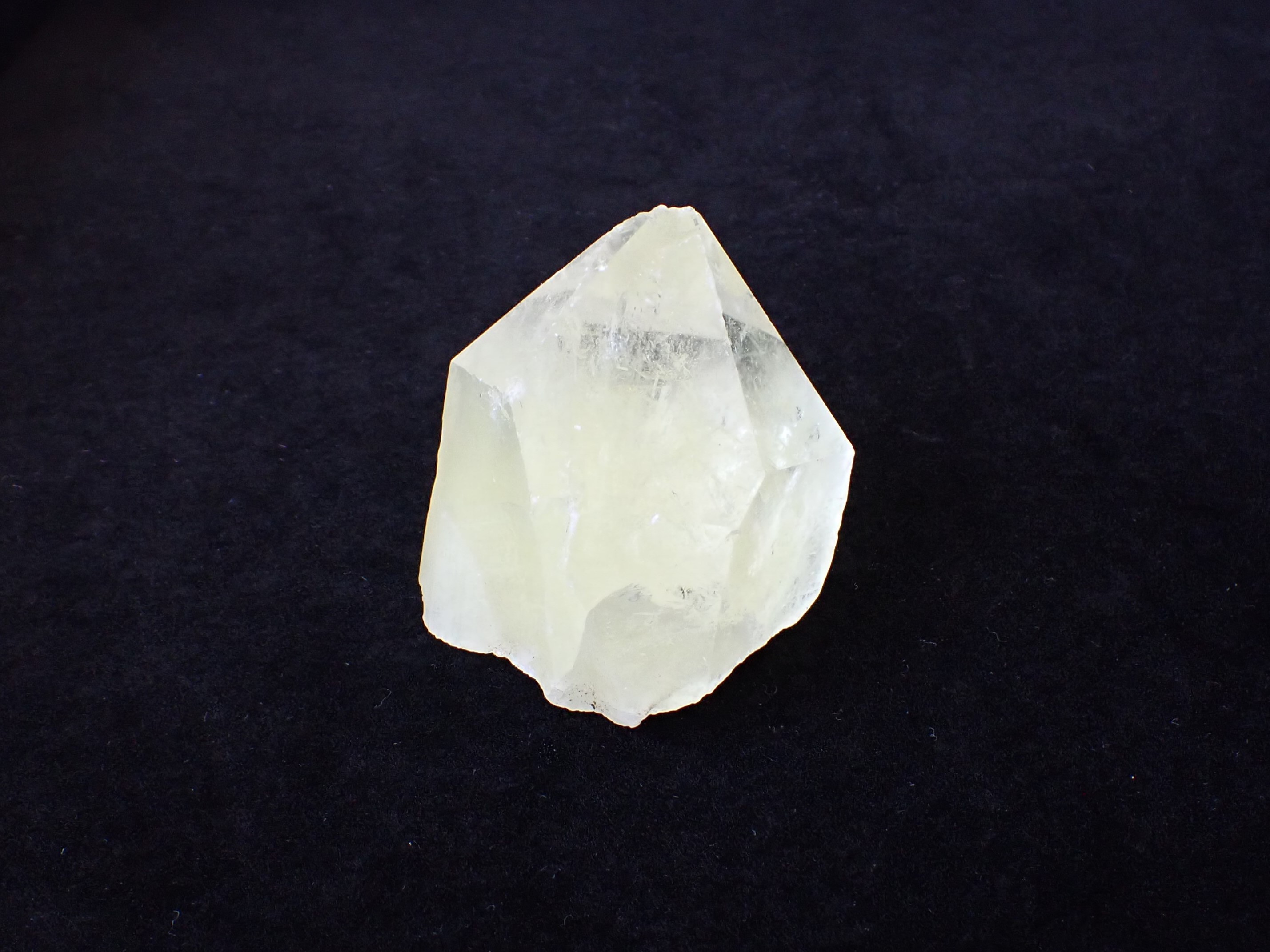 LA0016 サルファーインクォーツ 原石（ノンポリッシュ） 144．3g