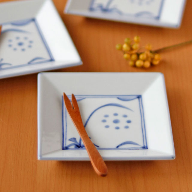 砥部焼の和食器 梅山窯の角皿 【砥部工房 からくさ】