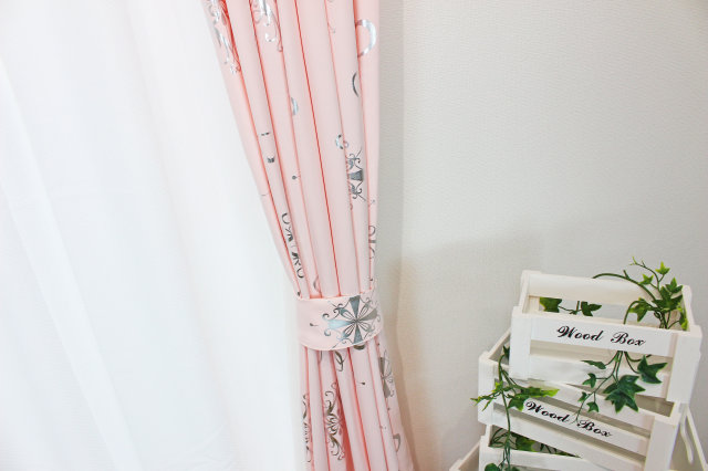 かわいいハート柄箔のカーテン｜【既製品カーテン：2枚入り】アリッサ