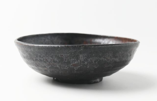 吉田学 鉄釉5寸平鉢 ｜ 暮らしのうつわ花田 和食器 通販
