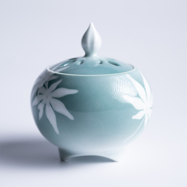 茶道具 | 染付彫香炉「青紅葉」(AH-240) 作家「本多亜弥」