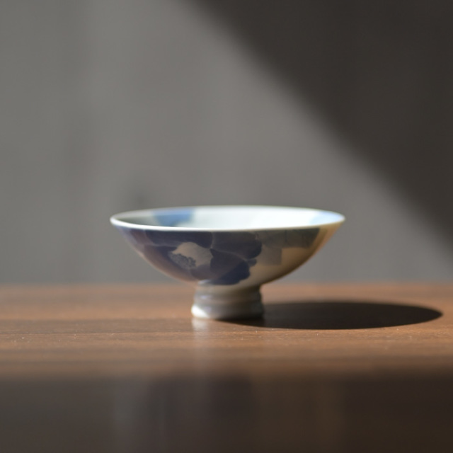 共箱付】染付彫椿文酒盃 (AH-203) 作家「本多亜弥」