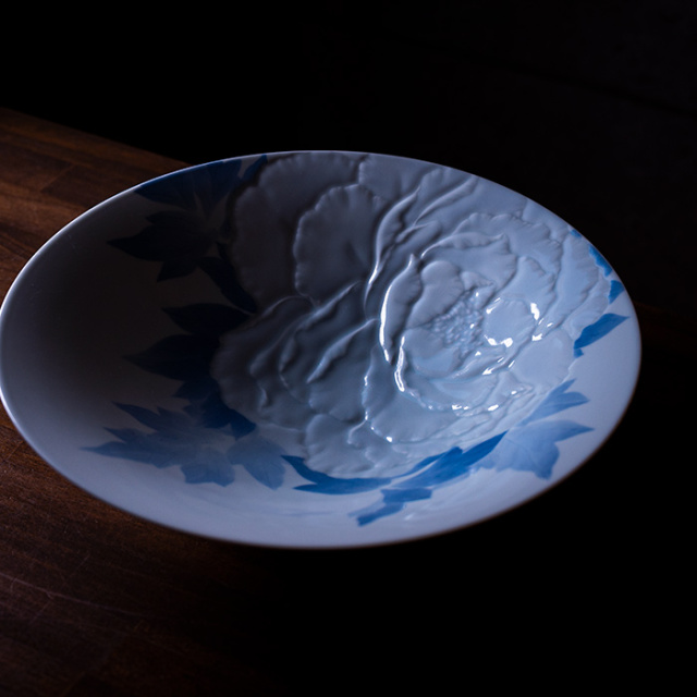 染付彫鉢「花の王」(AH-215) 作家「本多亜弥」
