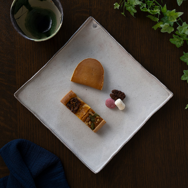 和食器 | 中皿｜粉引角皿 (SS-129) 作家「佐々木好正」