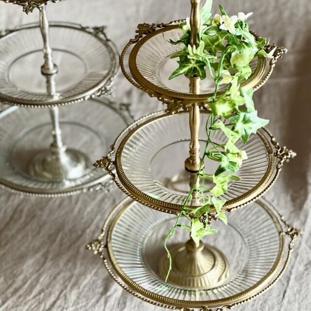 全2色】 真鍮製 アンティーク調 3段ディスプレイスタンド