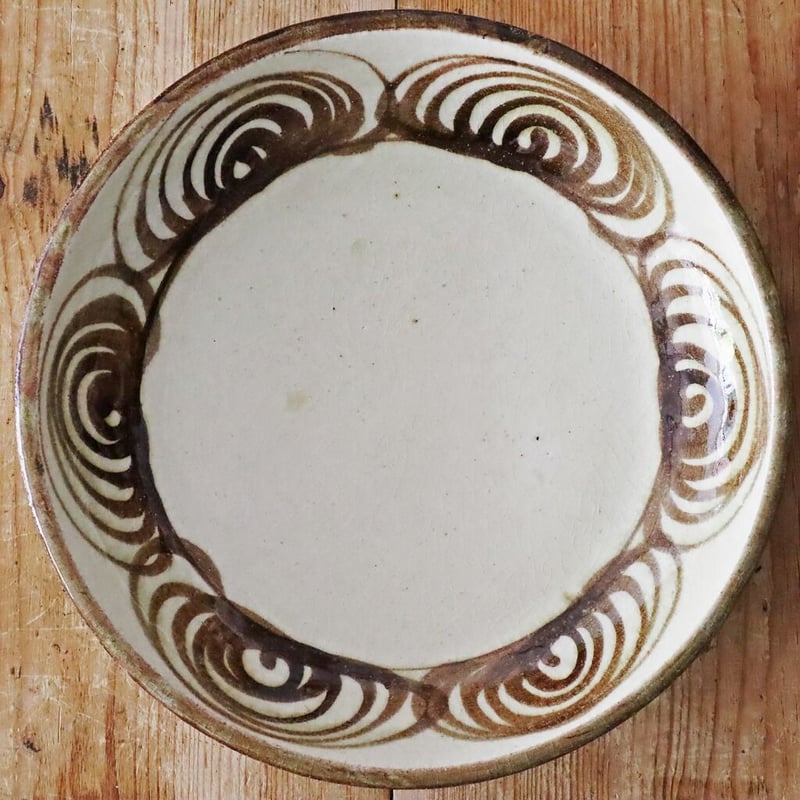 瀬戸本業窯 馬の目 9寸皿 茶（鉄） | MARKUS