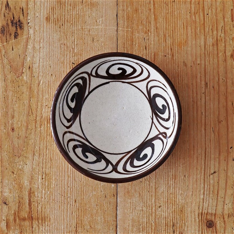 瀬戸本業窯 馬の目 5寸皿 茶（鉄） | MARKUS