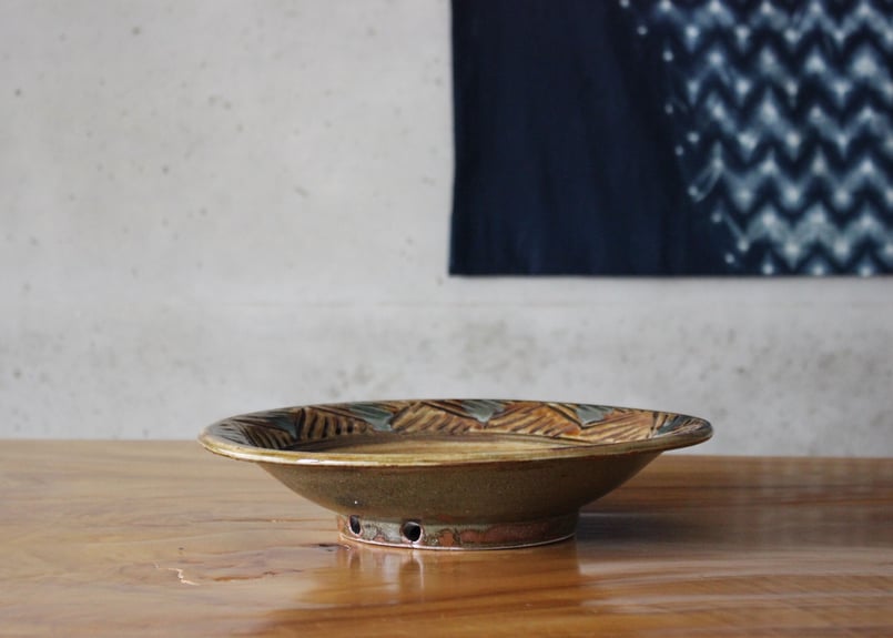 尺皿 線彫り 緑釉 飴釉 | tou cafe and gallery