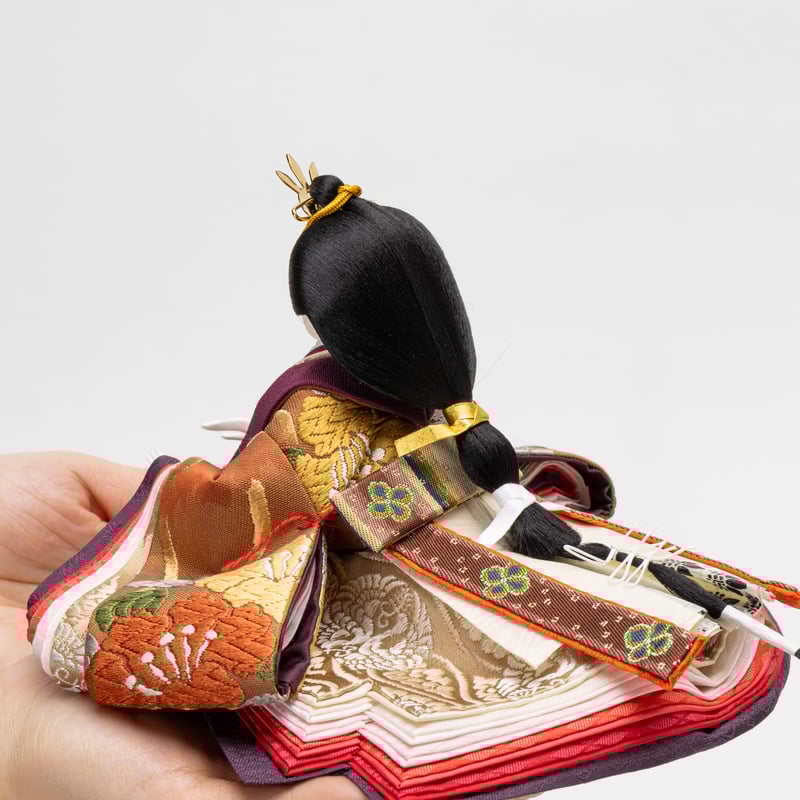 京十一番親王飾り「唐織袋帯：菊水に椿文錦」 | 桂雛／小佐畑人形店