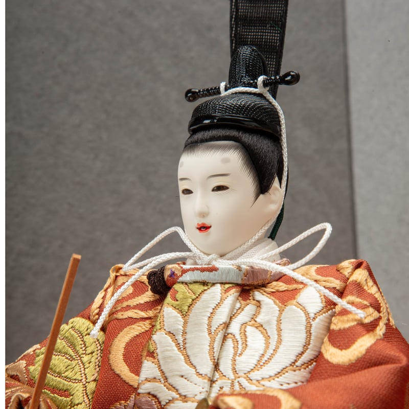 京十一番親王飾り「唐織袋帯：菊水に椿文錦」 | 桂雛／小佐畑人形店