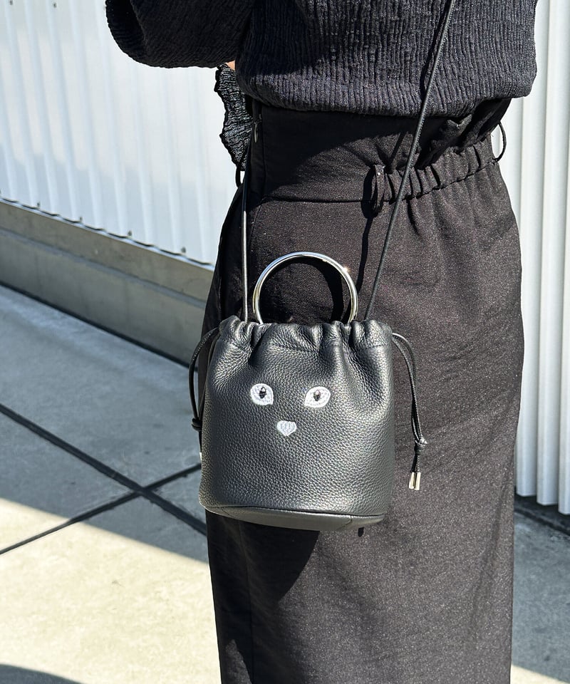 B-23515】BEAURE カウレザー 黒ネコ刺繍 巾着ポシェット | BEAURE OF