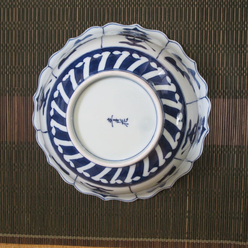 有田焼・しん窯（青花）・割ステッキ異人ききょう縁7寸鉢 | 肥前陶磁