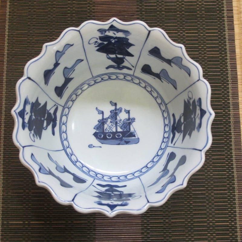 有田焼・しん窯（青花）・割ステッキ異人ききょう縁7寸鉢 | 肥前陶磁