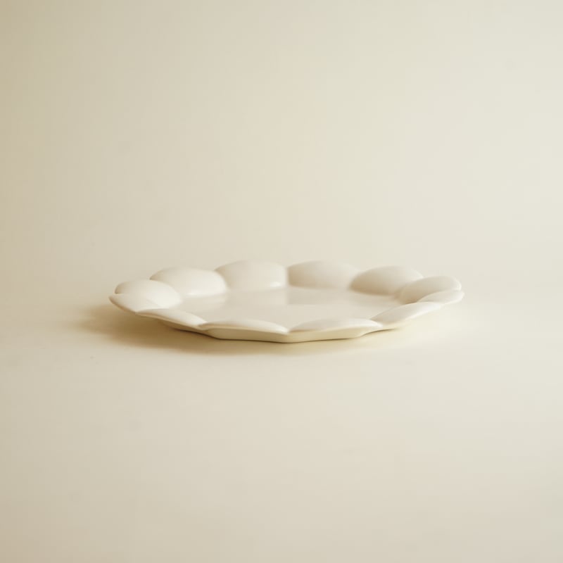 安藤雅信】オランダ輪花皿M 高台なし（乳白艶釉） | ギャルリ百草