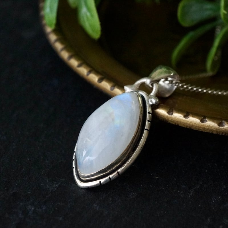 レインボームーンストーン マーキスシェイプ ペンダントトップ