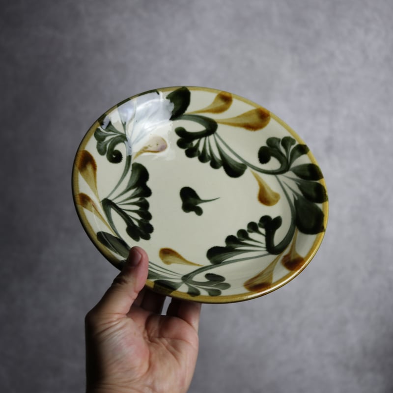 7寸皿 黒呉須 飴 唐草紋 やちむん 陶器 陶眞窯:7001408 | MADE IN OKI