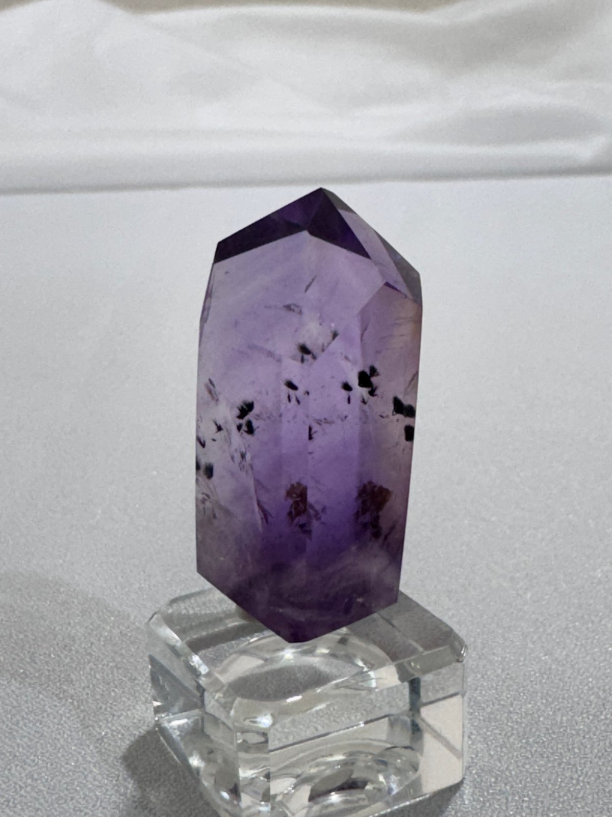 ファントムの記憶と力強さ—ロマネサイトインアメジストの深層 | Studio