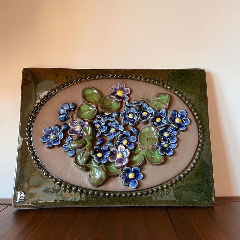 Jie Gantofta 青と紫の花の陶板(大) | 雑貨店hazina