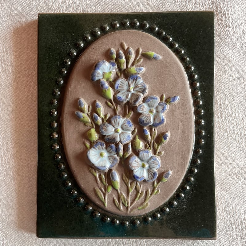 Jie Gantofta 亜麻の花の陶板 | 雑貨店hazina