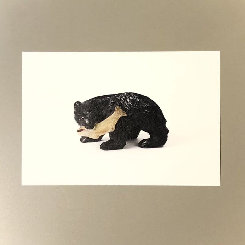 ポストカード『鮭を咥えた木彫り熊』 | Cyg art gallery