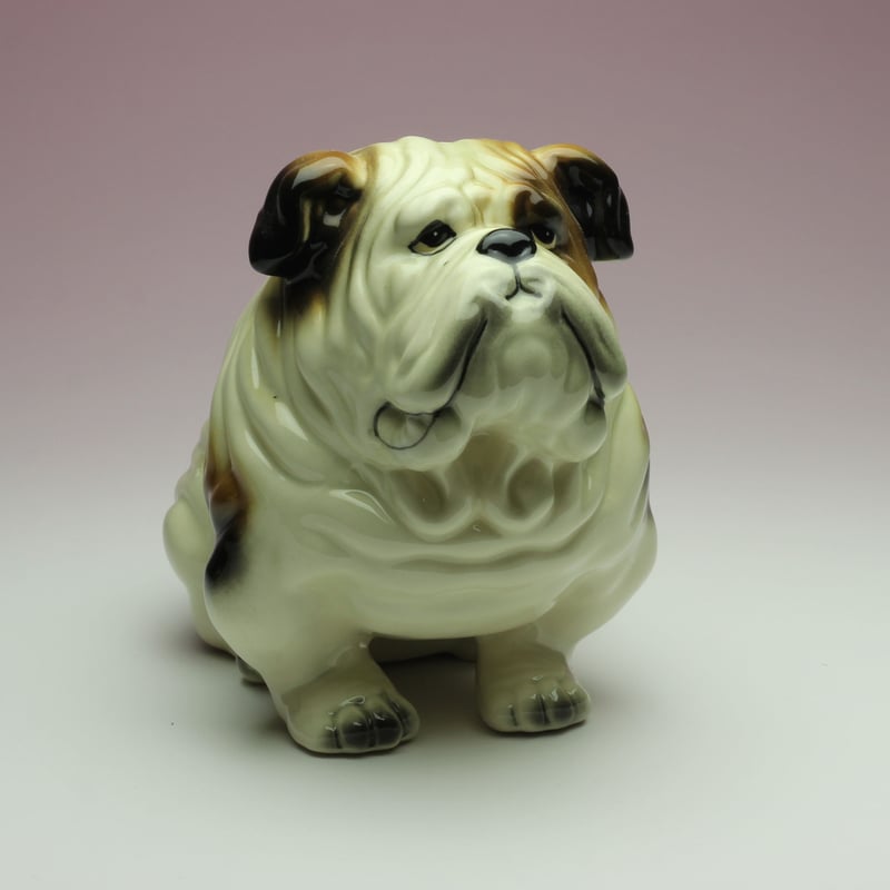 陶器犬置物 イングリッシュブルドッグ 三毛 座り姿 | Haniibaaz