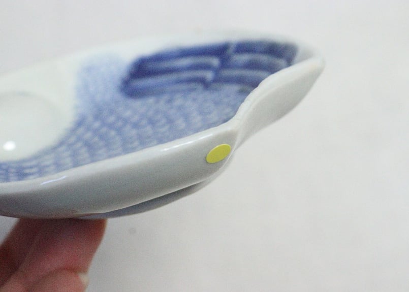 明治前期陽刻染付福良雀型小皿➁ ノミホツ | 吉祥寺PukuPuku