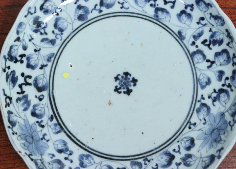江戸中期染付花唐草図7寸皿① 窯傷 | 吉祥寺PukuPuku