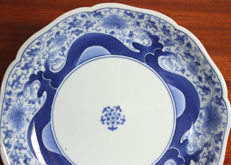 江戸中期藍柿右衛門花唐草と波図7寸皿車輪福銘① ノミホツ | 吉祥寺