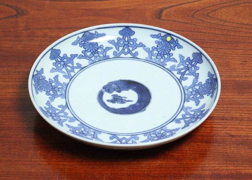 江戸中期コンニャク印判団龍と菊図7寸皿① 見込み落ちかたつき,ニュウ