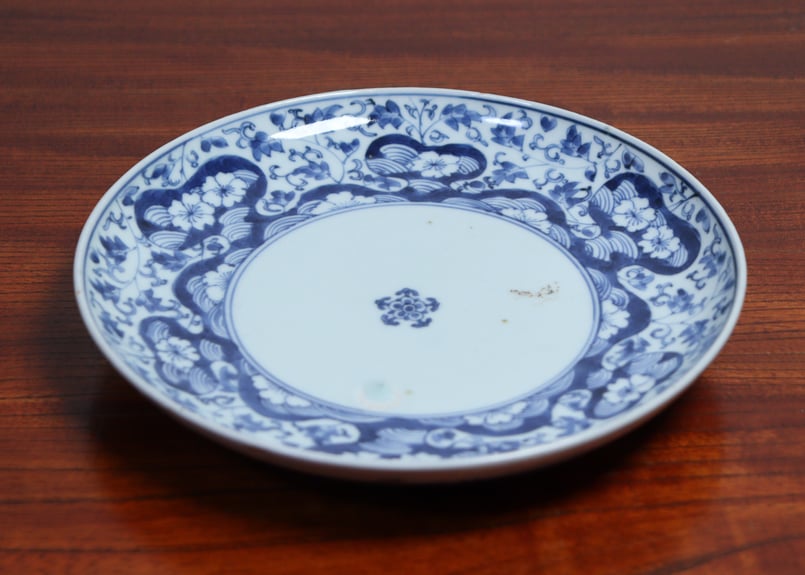 江戸中期藍柿右衛門萩唐草と桜図7寸皿① | 吉祥寺PukuPuku