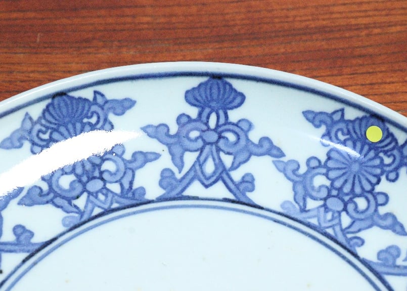 江戸中期コンニャク印判団龍と菊図7寸皿① 見込み落ちかたつき,ニュウ