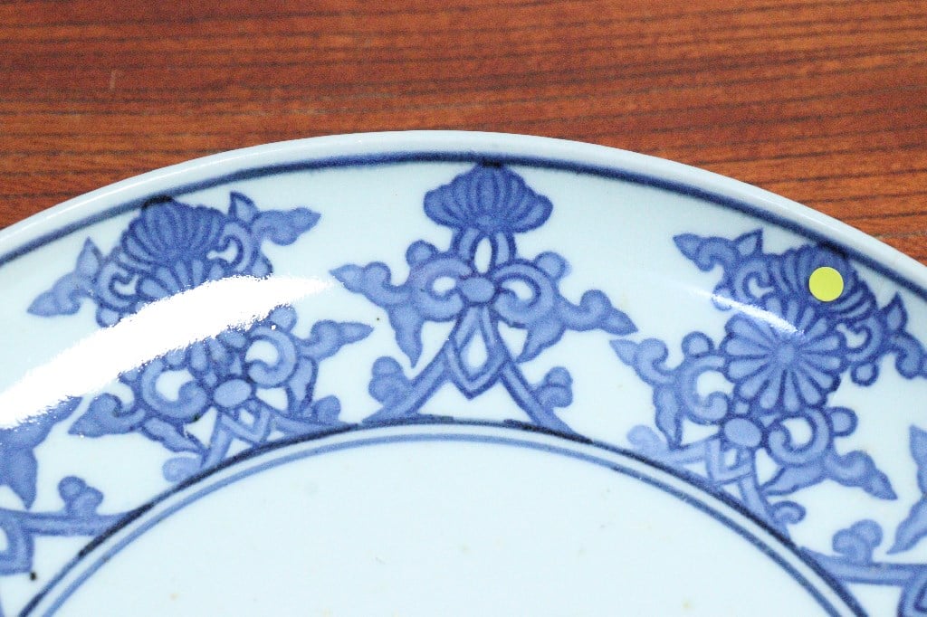 江戸中期コンニャク印判団龍と菊図7寸皿① 見込み落ちかたつき,ニュウ