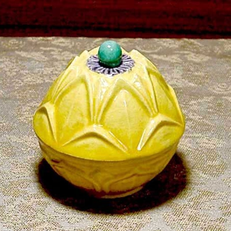 三井大磯 古余呂技窯 川瀬順一（二代竹春）作 交趾 歓冬花 香合 無傷