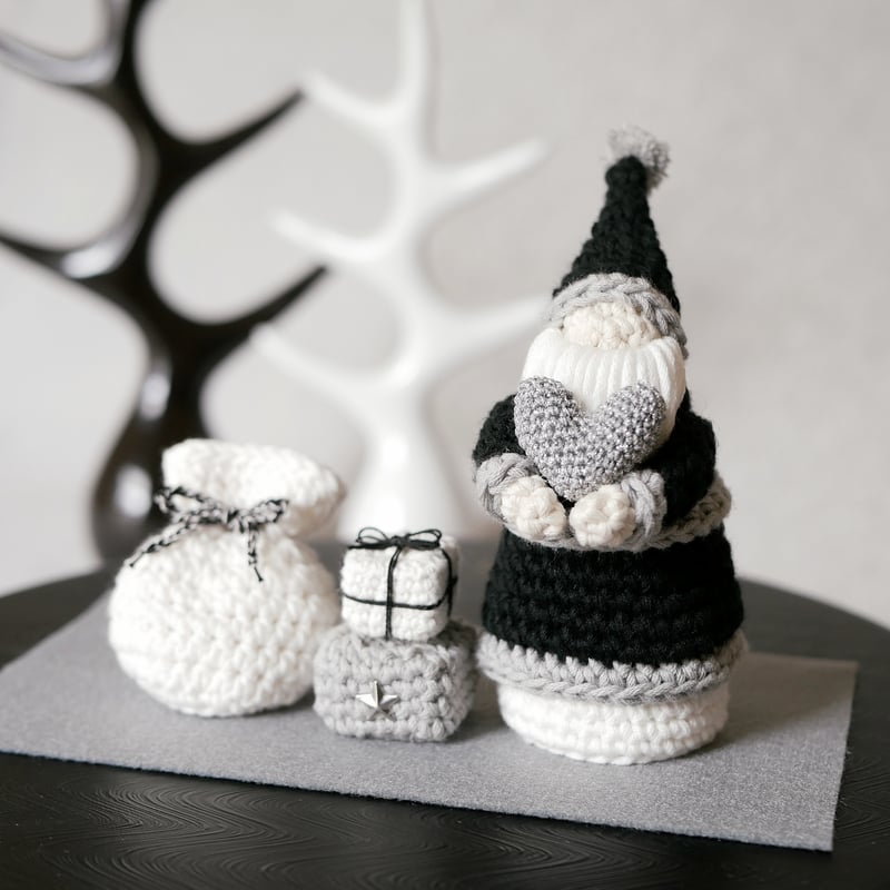 モノトーン好きに贈る✺手編みの小さなクリスマス飾り ブラック / 置物