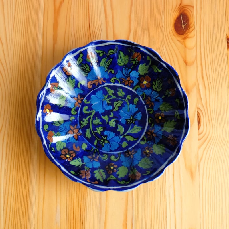 陶器飾り皿 インド ブルーポタリー 波形 青地に青い花柄 | インド雑貨