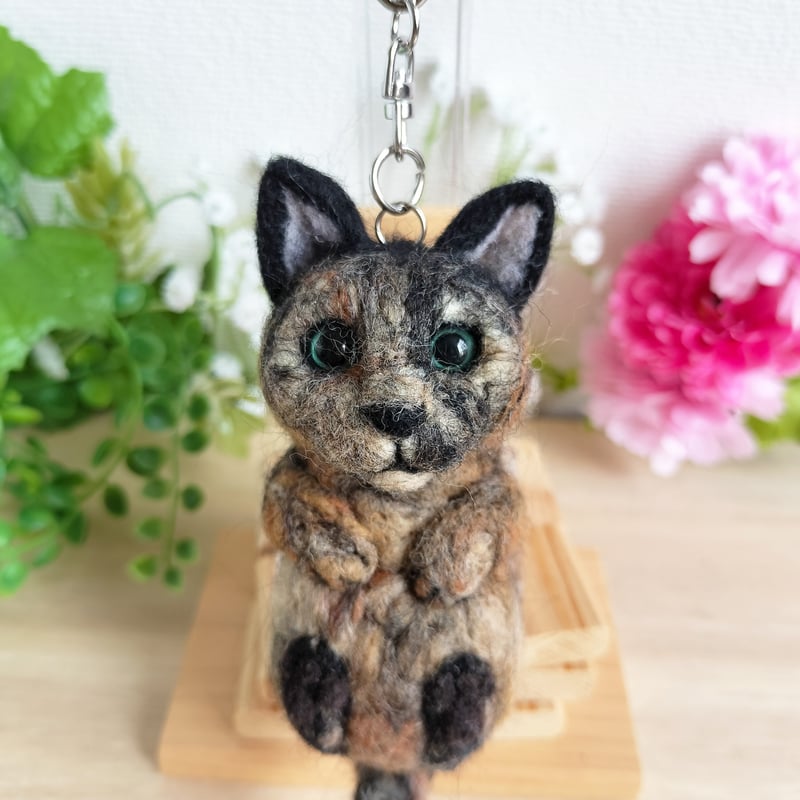 羊毛ネコ＊にゃんポーズキーホルダー(サビ) | MoMo色の、そら。／ネコ