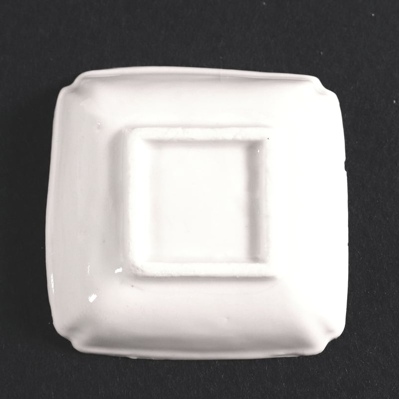 157 瀬戸焼 白磁豆皿 角皿 菊花文 明治時代 | 三梨 art and antiques