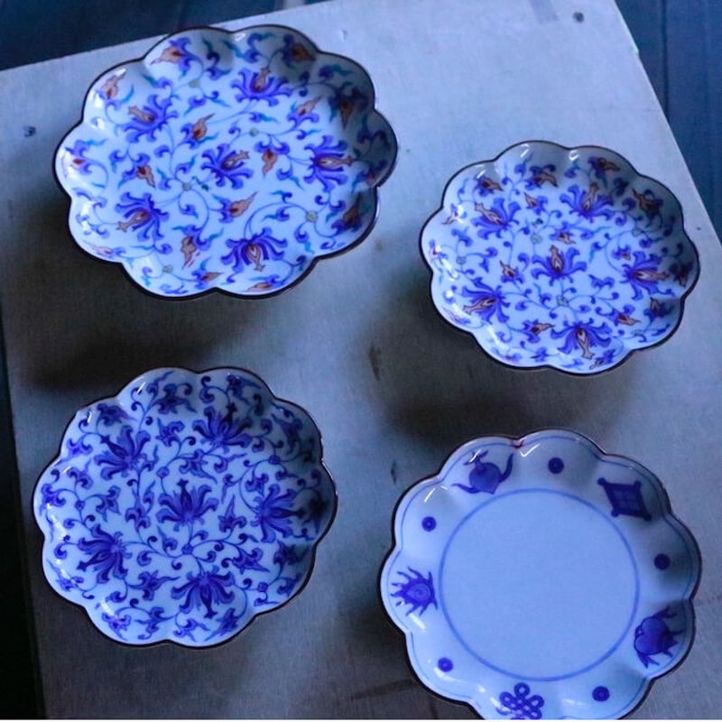 染錦花唐草文輪花皿 | 辻精磁社 つじのくら