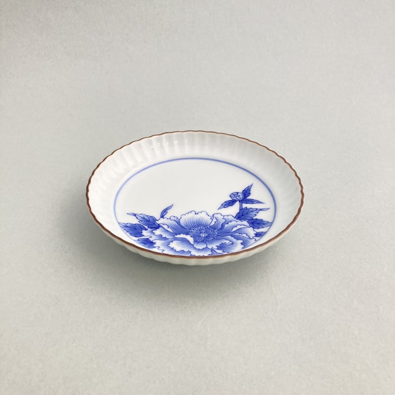 染付牡丹文菊型銘々皿 | 辻精磁社 つじのくら