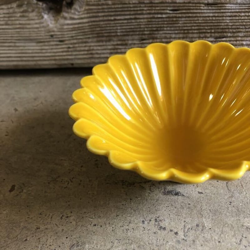 波佐見焼 黄釉菊彫仲付 | MatsuBokkuri