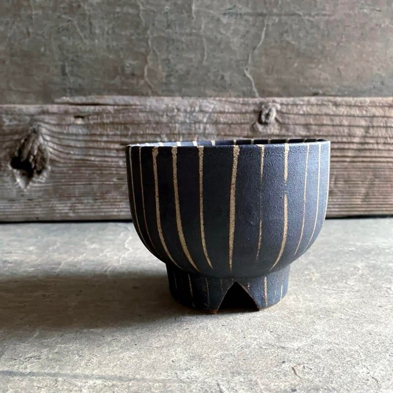 美濃焼 兵山窯 黒錆巻十草切立高台鉢 | MatsuBokkuri