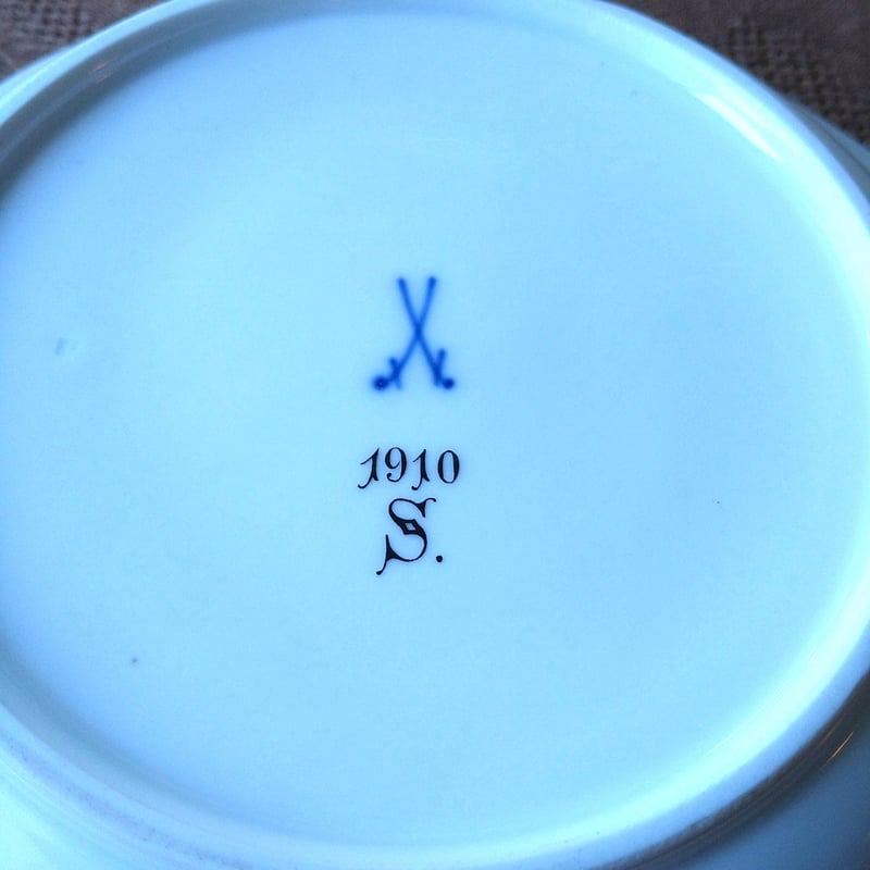 深皿です。1910年マイセンコバルトフォンドドイツフラワー・黄色と