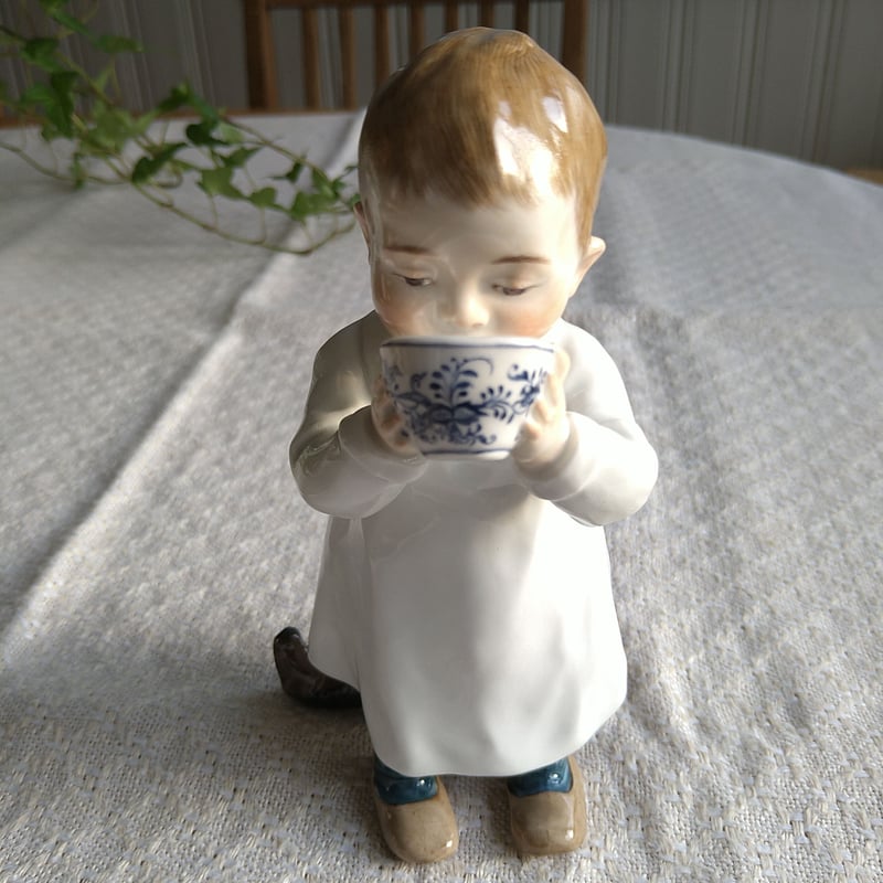 1905～1924年 Meissenミルクを飲む子供 約16.5 ㎝H/Hentschel k