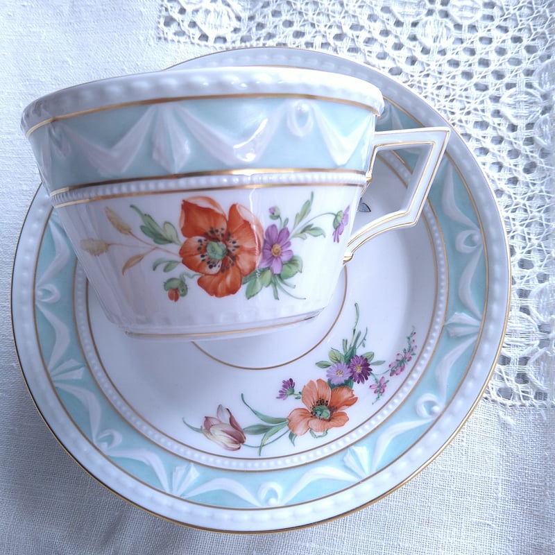 KPMベルリン金彩控えめのKURLANDのカップソーサーとケーキプレート