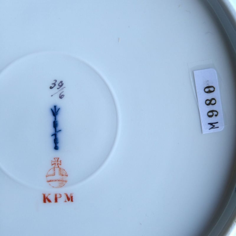 KPMベルリンの野ばらの絵のお皿は直径約21㎝です。1870～1915年頃