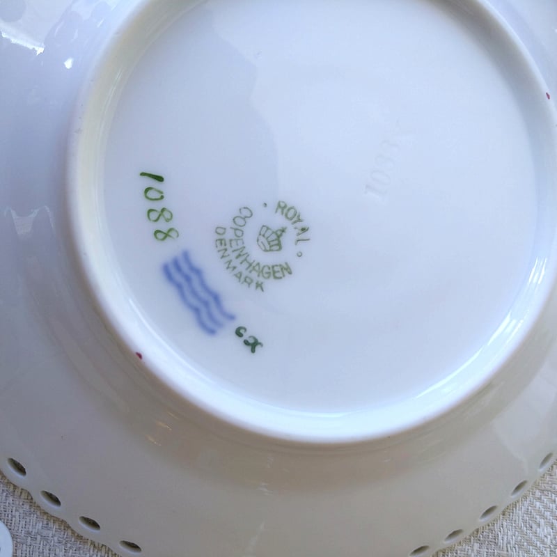 1924～1934年RoyalCopenhagenフルレース金彩バーガンディーの小さな