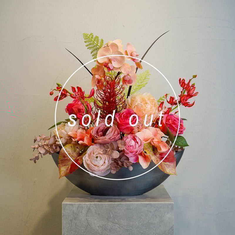 高級 造花 蘭 ピンクオレンジのビビットなアレンジメント 黒オーバル鉢