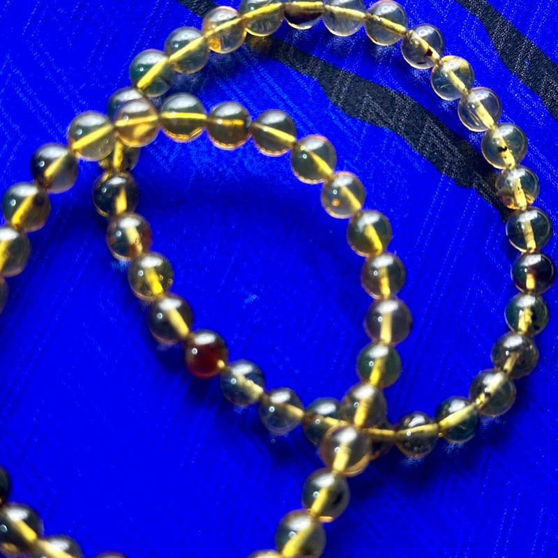 ブルーアンバー（琥珀）｜光に反応して青く輝く天然ブレスレット