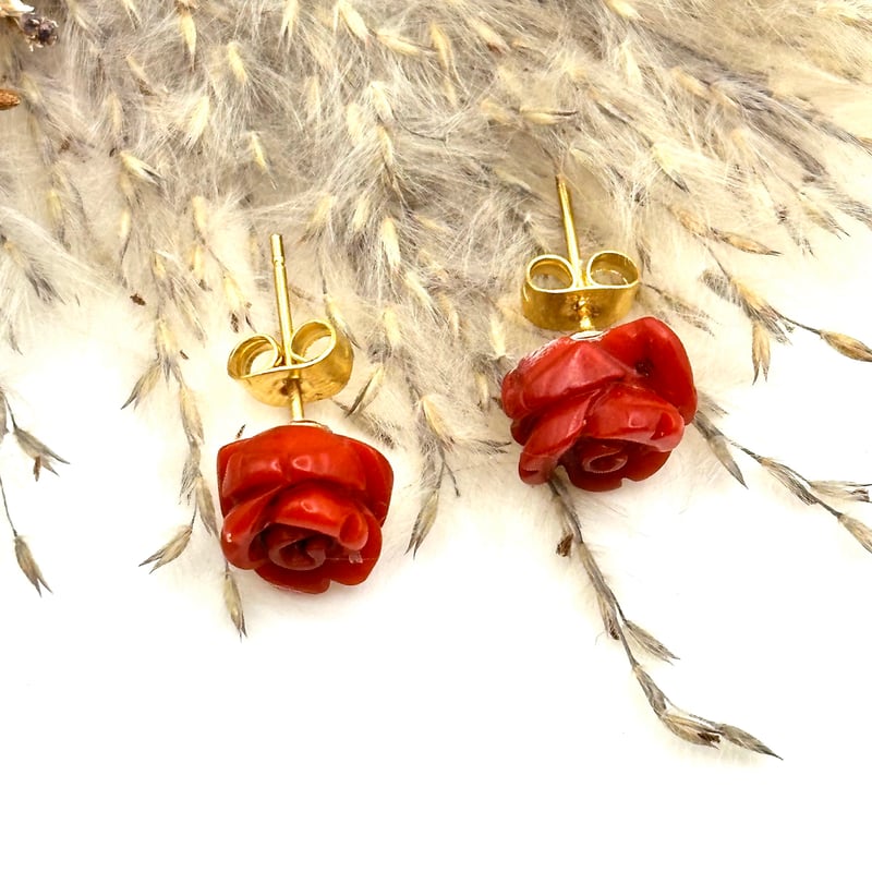 天然石薔薇彫刻 赤珊瑚のスタッドピアス/アレルギー対応 | ジュエリー春日