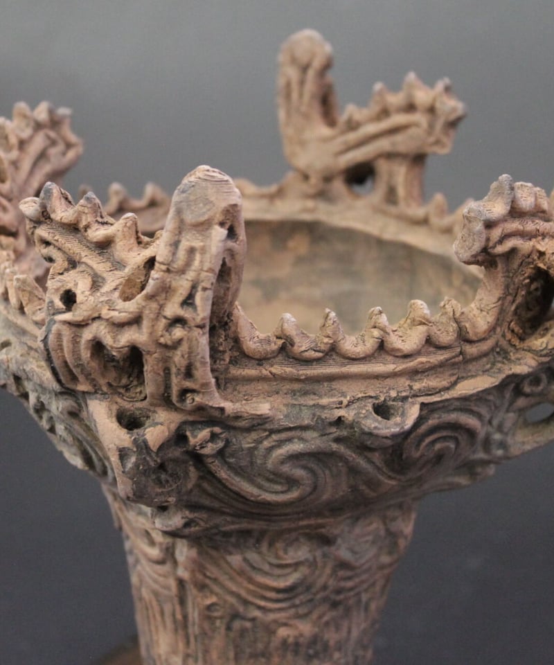 笹山遺跡・火焔型土器レプリカ 19㎝ （台座1㎝・O型小鉄製ろうそく立て